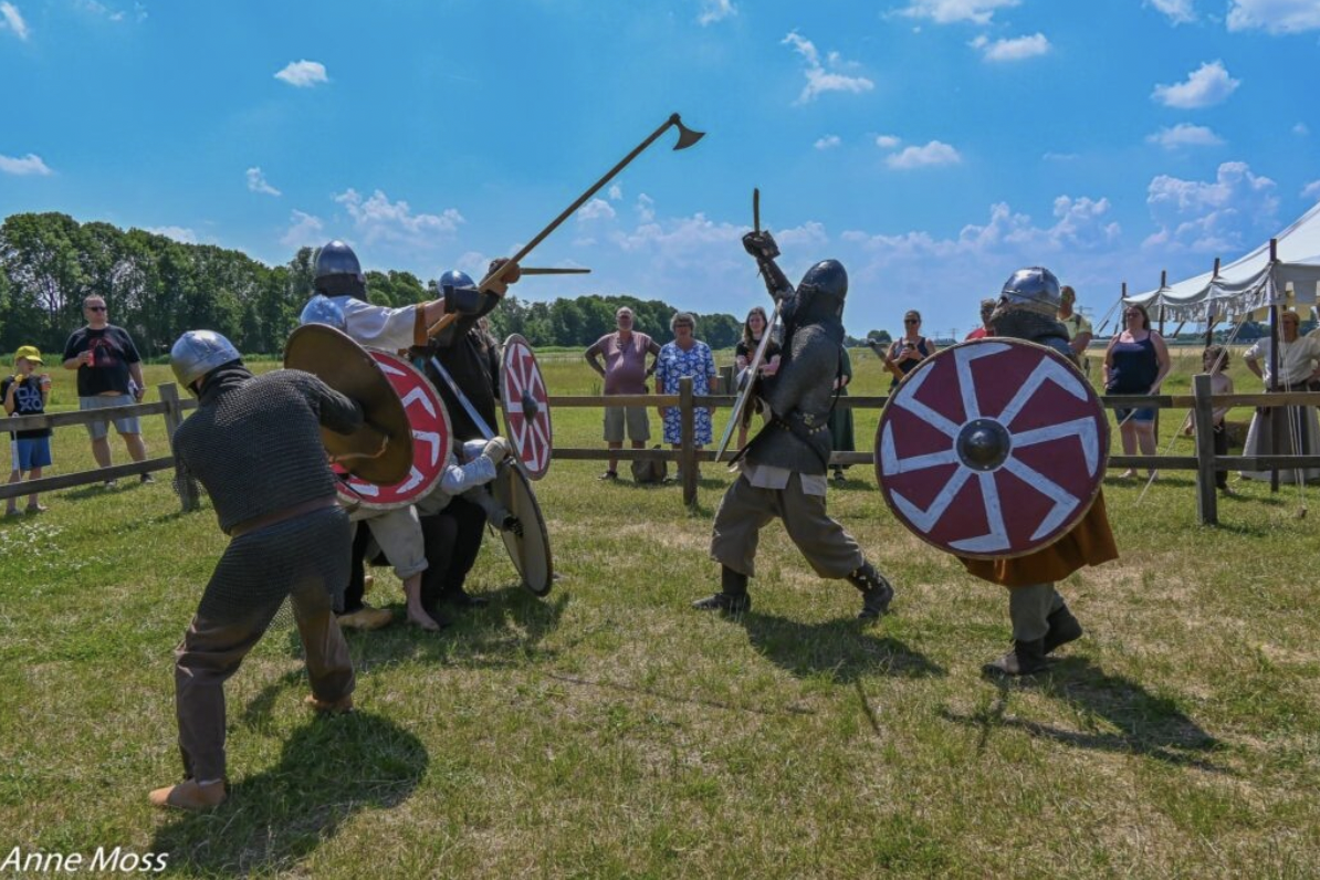 Kasteel Teylingen de Vikingen komen,slot teylingen,vikingen evenement,riddertoernooi,foto Anne Moss